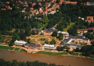 Dresden-Pillnitz. Stadtteilansicht mit Schloss Pillnitz und Elbe. Luftbild-Schrägaufnahme von Südsüdwesten