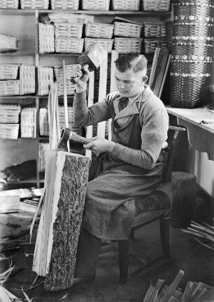 Erzgebirgische Spankorbflechter bei der Arbeit : Spankorbflechter bei der Arbeit, Erzgebirge, Ausstellung, Dresden 1938
