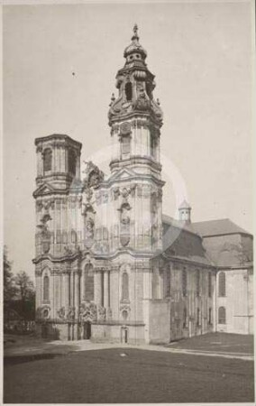 Doppelturmfassade der Klosterkirche in Grüssau von SW
