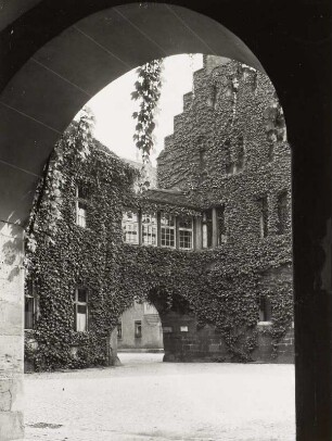 Heilbronn. Deutschhof (Deutschordenshaus, Landgericht) (1944 zerstört). Blick durch einen Torbogen in den Hof