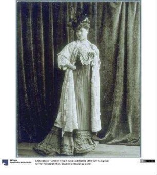 Frau in Kleid und Mantel