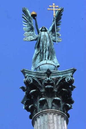 Budapest - Siegessäule : Siegessäule. Aufgenommen in Budapest 2001