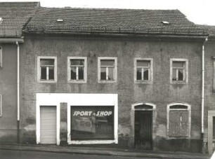 Radeberg, Pirnaer Straße 17. Wohnhaus mit Ladeneinbau (um 1850)