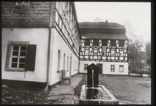 Papiermühle Niederzwönitz, Hof mit Brunnen (Foto aus dem technischen Museum Papiermühle Niederzwönitz)