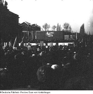 Dresden-Altstadt, Theaterplatz, Gedenkkundgebung anläßlich des 40. Jahrestages der Zerstörung Dresdens. Blick über Teilnehmer gegen Tribüne