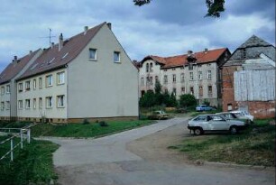 DDR-Neubaublocks, hinten ehemaliges Gutshaus