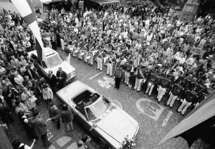 Freiburg: Empfang der Deutschen Weinkönigin Gisela Faber im Rathaus; Ankunft Gisela Faber; von oben