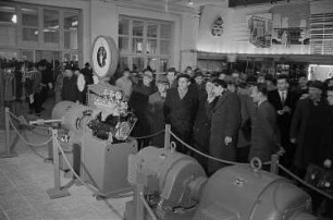 Ausstellungshalle VI, Präsentation von Elektromotoren des VEM Elektromaschinenbau Sachsenwerk