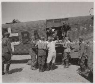 Wehrmachtssoldaten, Schwerverwundete kommen von Kreta. Eine Junkers Ju 52 bringt auf dem Rückweg von Kreta verwundete Fallschirm- und Gebirgsjäger.