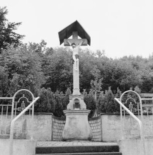Friedhofskreuz; Rüdesheim, Schloßstraße 3 (Friedhof), Schloßstraße