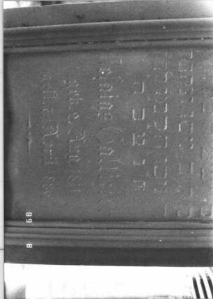 Grabstein 40 (Index: 100105706) Material: Sandstein Zustand: stärker verwittert, Sockel gespalten Maße HxBxT: 176x59x38 cm Beschreibung: Stele, getreppter und profilierter Sockel, Dach mit Volutenaufsatz und Akroteren, Schriftfeld eingetieft: Grabstein 40B