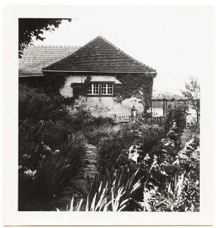 Garten Dr. Udo Rukser, Oberbühlhof am Bodensee: Beranktes Haus, Pergola im Garten