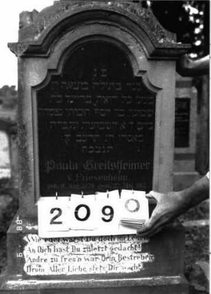 Grabstein 2090 (Index: 100097007) Maße HxBxT: 189x49x27 cm Symbolik: Efeukranz: Grabstein 2090 (Detailaufnahme)