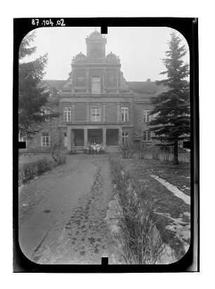 Meyenburg. Schloß (15. Jh., Umbau 1865-1866; F. Adler). Hofseite (Teilansicht) des Hauptflügels