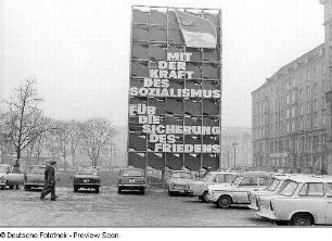Parole zum 10. Parteitag der SED am Altmarkt : Dresden-Altstadt. Altmarkt. Stellwand mit Propaganda anläßlich des 10. Parteitages der SED