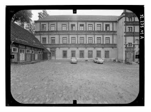 Gadebusch. Schloß (1571-11573; C. Haubitz; Restaurierung 1903-1904; G. Hamann). Hoffront mit Treppenhaus (Teilansicht)