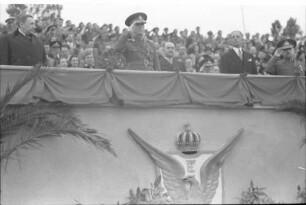 Bukarest: 1. Staatsjugendtag, Marschall Antonescu auf Tribüne