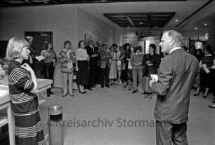 Kreissparkasse Stormarn: Filiale Paul von Schoenaich-Straße: Kunstausstellung mit Aquarellen von Pirjo Sondermann aus Reinfeld: Eröffnung mit Filialleiter Hans-Josef Willemsen: hinten Besucher vor Kunstwerken