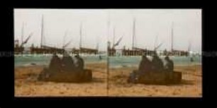 Fischer am Strand auf Körben sitzend