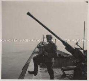 Wehrmachtssoldaten, Marine-Artillerie schützt mit mittlerem Flak-Geschütz die Mole von Zeebrügge