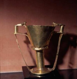 Athen. Archäologisches Nationalmuseum. Goldener Kelch, 2 Henkel mit Falken. Nestor-Becher, 14,5 cm Höhe. Schatz der Akropolis von Mykene. M13