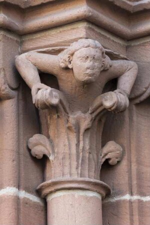 Nördliches Querhausportal — Mann hinter Ranken