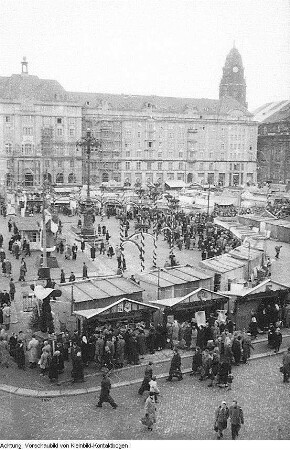 Dresden, Altstadt, Altmarkt, Striezelmarkt mit Pflaumentoffel, Dezember 1955 / Dezember 1956