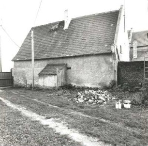 Markranstädt-Meyhen, Dorfplatz 4. Dreiseithof (1886/1900). Wohnhaus mit Backofen. Seitenansicht