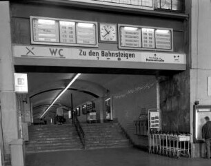 Bahnhof Dresden-Neustadt. Empfangsgebäude, Schalterhalle. Südlicher Bahnsteigtunnel, über dem Zugang Fahrtrichtungsanzeiger mit Normaluhr : Dresden-Neustadt, Schlesischer Platz 1. Bahnhof Dresden-Neustadt. Empfangsgebäude, Schalterhalle. Südlicher Bahnsteigtunnel, über dem Zugang Fahrtrichtungsanzeiger mit Normaluhr