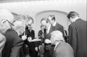 Freiburg: Rathaus, Aula, Buber-Rosenzweig-Medaille für Frau Dr. Gertrud Luckner, Gratulation