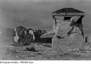 Berlin-Tiergarten. Bunkerruine nähe Sektorengrenze