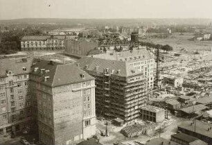 Dresden, Wiederaufbau am Altmarkt : Blick vom Turm der Kreuzkirche auf Baustelle Ernst-Thälmann-Straße (heute: Wilsdruffer Straße) und Albertinum
