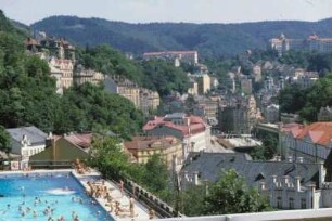 Karlovy Vary. Stadtteilansicht mit Freibad