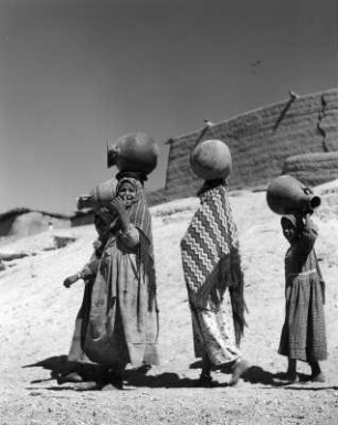 Reisefotos Ägypten. Beni Hasan. Fellachen. Wasserträgerinnen