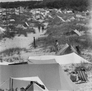 Ostsee-Urlauber. Zelte in den Dünen