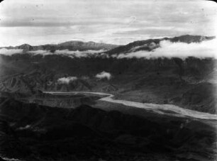 Tal des Rio Grande : Flusslauf des Rio Grande bei Pucara. Im Hintergrund die Berge von Nuevo Mundo. In der Mitte der Cerro Achachi und rechts der Cerro Sipotendi.