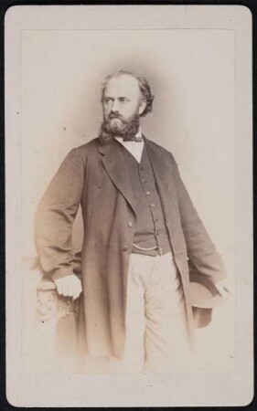 Porträt Eugen Degele (1834-1886; Sänger). Albuminabzug auf Karton (Carte-de-visite mit Atelieraufdruck verso)