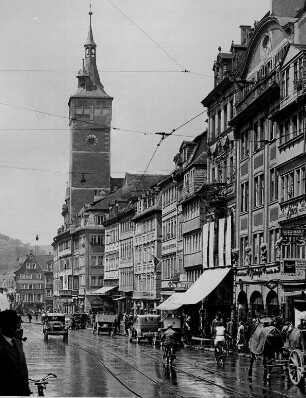 Würzburg. Unterfranken. Ansicht der Domstraße Richtung Main. Im Hintergrund der Turm des Grafeneckarts (ältester Teil des Rathauses)