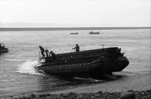 Ichenheim: Rheinübergang; Amphibienfahrzeuge für Pontonteile