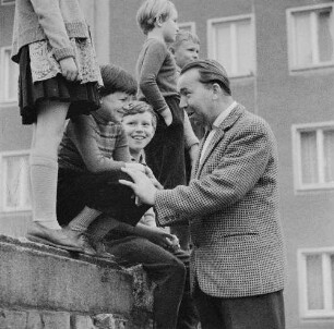 Niesky. Ein Mann unterhält sich mit mehreren Kindern