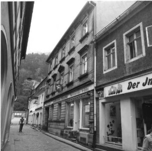 Bad Schandau, Marktstraße 6. Wohnhaus mit Laden und Hofeinfahrt (1890/1899). Straßenansicht von Südwesten
