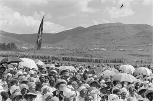Maskalfest in Gonder : Blick auf die versammelten Menschen auf dem Festplatz in Gonder während des Maskalfests.