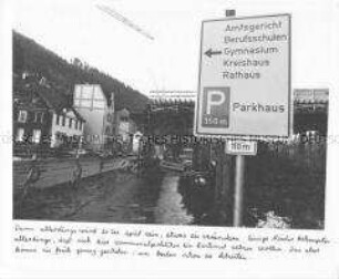 Hinweisschild, im Hintergrund Brückenbaustelle (Sonderthema: Wo leb ich denn? - Mein Lebensraum in Stadt und Land)