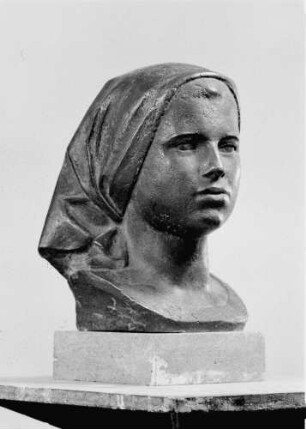 Mädchenbildnis (mit Kopftuch) : Mädchenbildnis (mit Kopftuch). Bronze (1953; W. Arnold). Privatbesitz