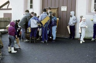 Gruppe von Kindern vor dem Karklappern