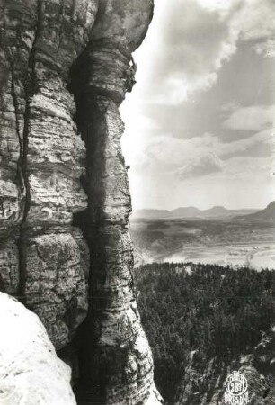 Sächsische Schweiz, Rathener Gebiet. Vorderer Gansfels. Seilschaft Rudolf Klemm über dem Ring in der Südwand (Südwestwand, VIIa)