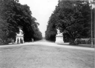 Großer Garten, Raptusgruppen : Dresden. Großer Garten (1684; J. F. Karcher). Ansicht mit Raptusgruppen Nessos raubt Deïaneira und Eurytion raubt Hippodamia (um 1720 aufgestellt; A. Corradini)