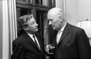 Freiburg: Amerikahaus, Empfang bei Mr. Caroll; Mr. Caroll, Prof. Dr. Arnold Bergstraesser