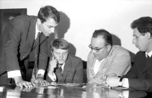 Freiburg: drei rumänische Nationalpreisträger; Gruppe alle drei [Nicolae Manolescu, Marin Sorescu, Ioan Alexander] mit Prof. Miron