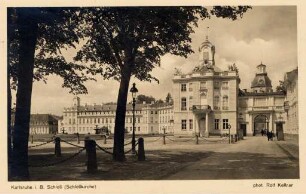 Postkartenalbum mit Motiven aus Karlsruhe. "Karlsruhe i. B., Schloss (Schlosskapelle)". Schloss